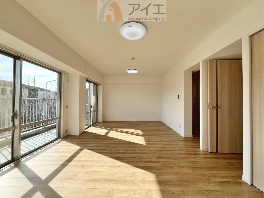 朝から日差しいっぱいの、明るい空間でのびのび過ごせます