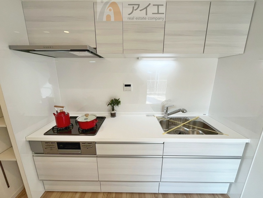 ゆっくり閉まる収納でお子さんが手を挟むこともなく安心