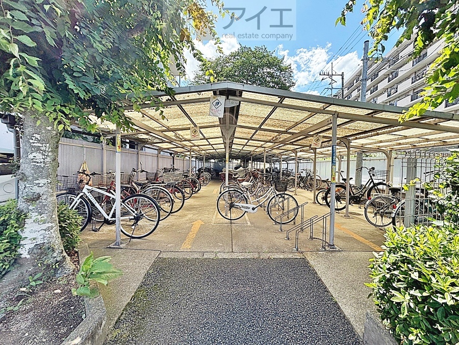 広々スペースの駐輪場はご家族の自転車を置くことができます