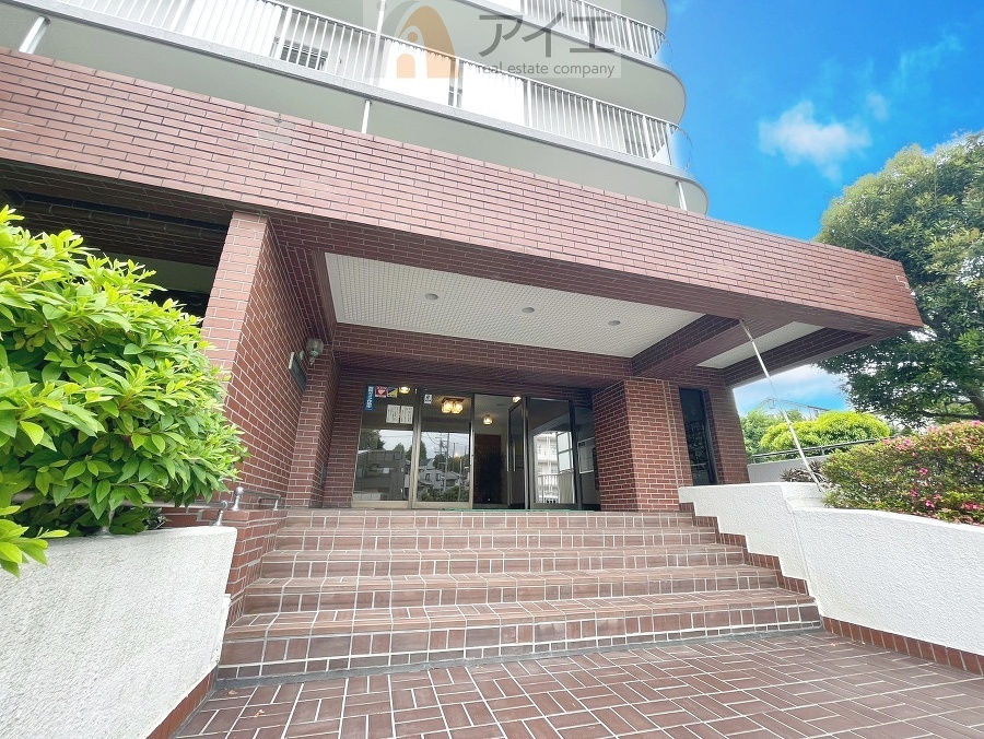 清掃や修理、不審者への声掛けも。管理員日勤は防犯にも有効
