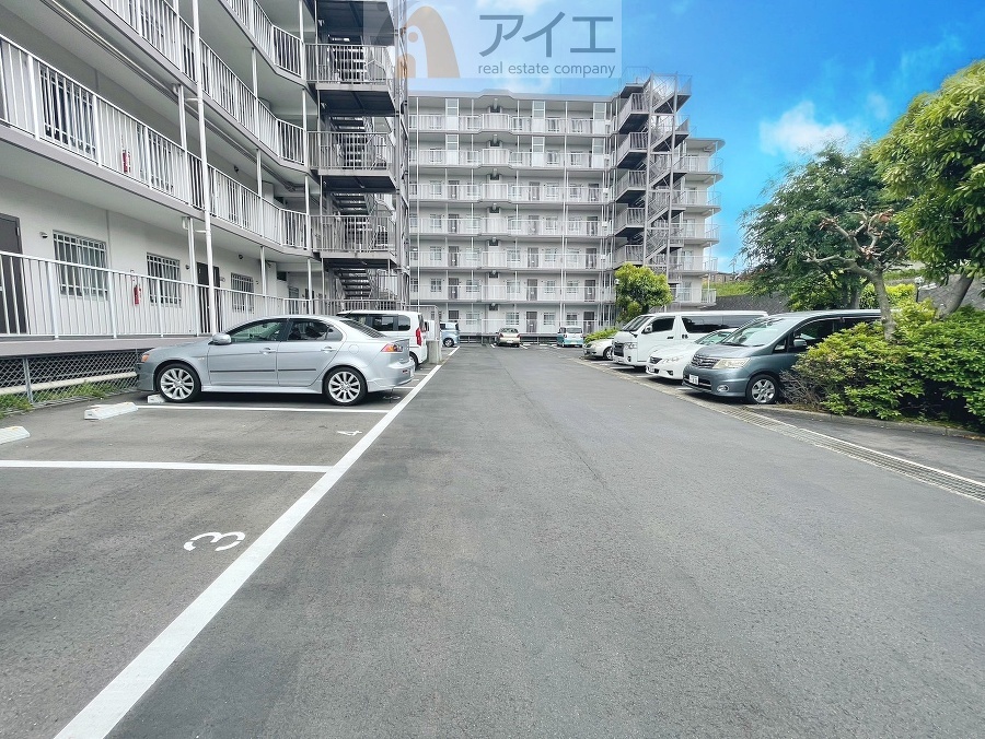駐車場があるため車通勤の方にも安心なマンションです(要空確認)