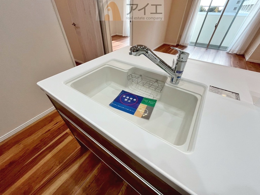 水道一体型の浄水器。ボタン一つで切替可能水回りもすっきり