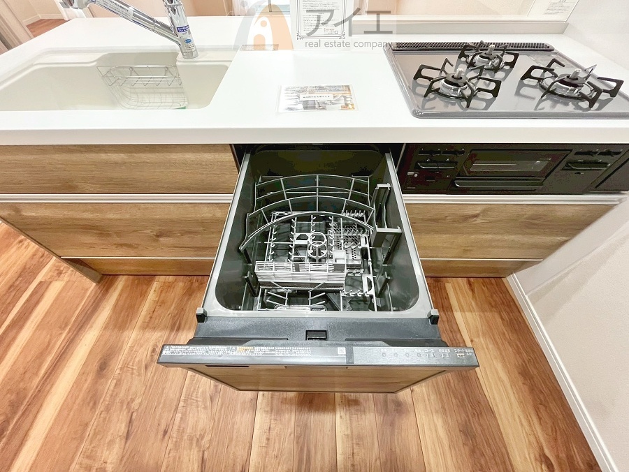 手に優しい、後片づけおまかせの食洗機。ママも食後のだんらんに加われます