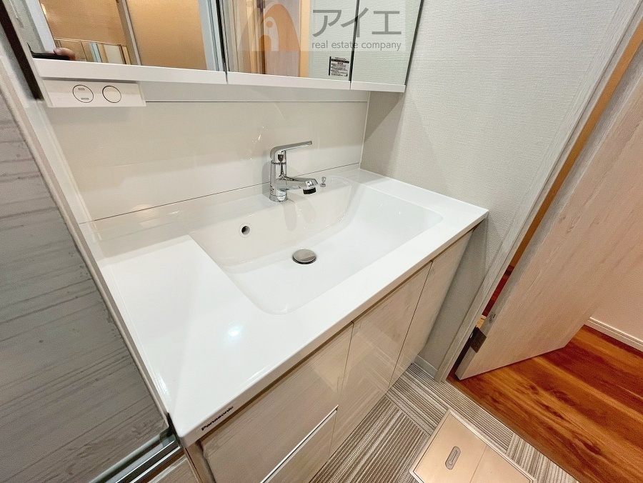 三面鏡にハンドシャワー付き、使いやすい洗面台