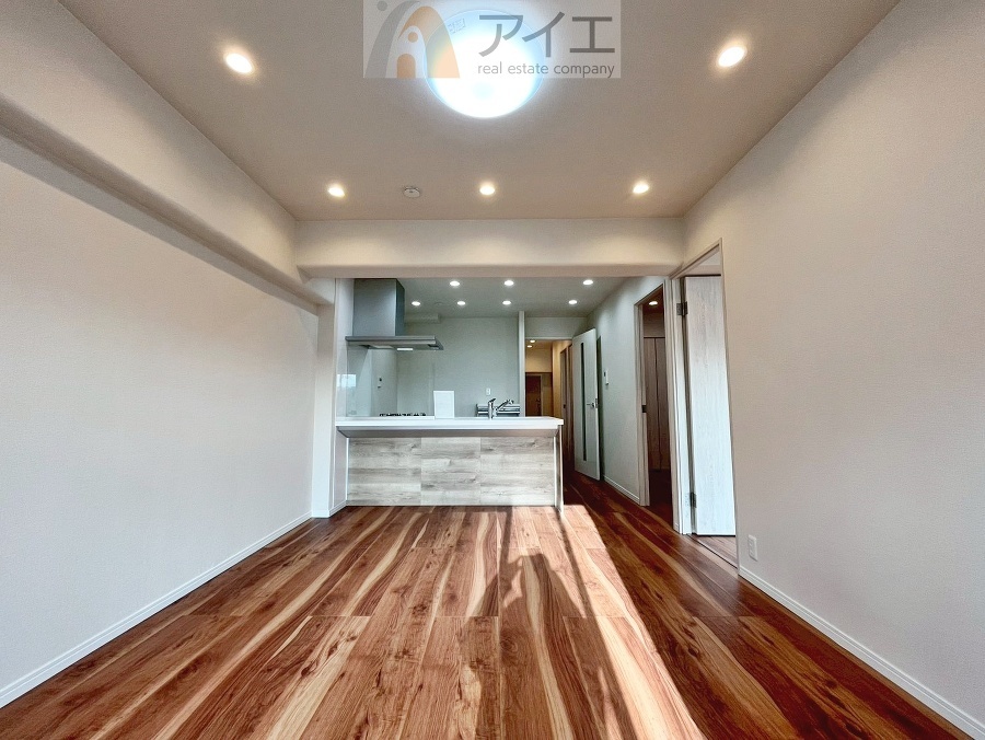 日差しがうれしいリビング、大窓からの見晴らしも良好