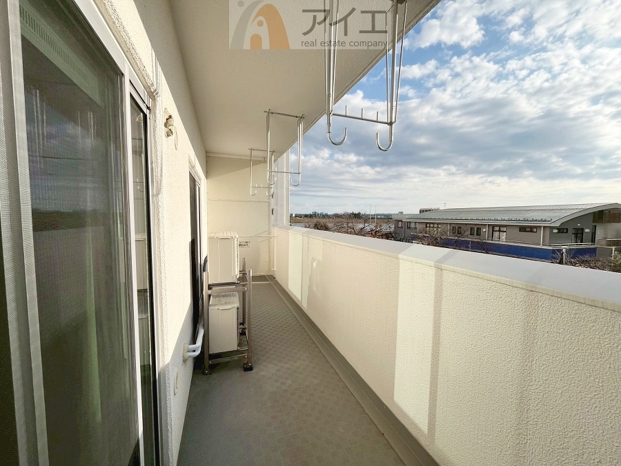 広々バルコニーは日当たり良好、ガーデニングも楽しめます