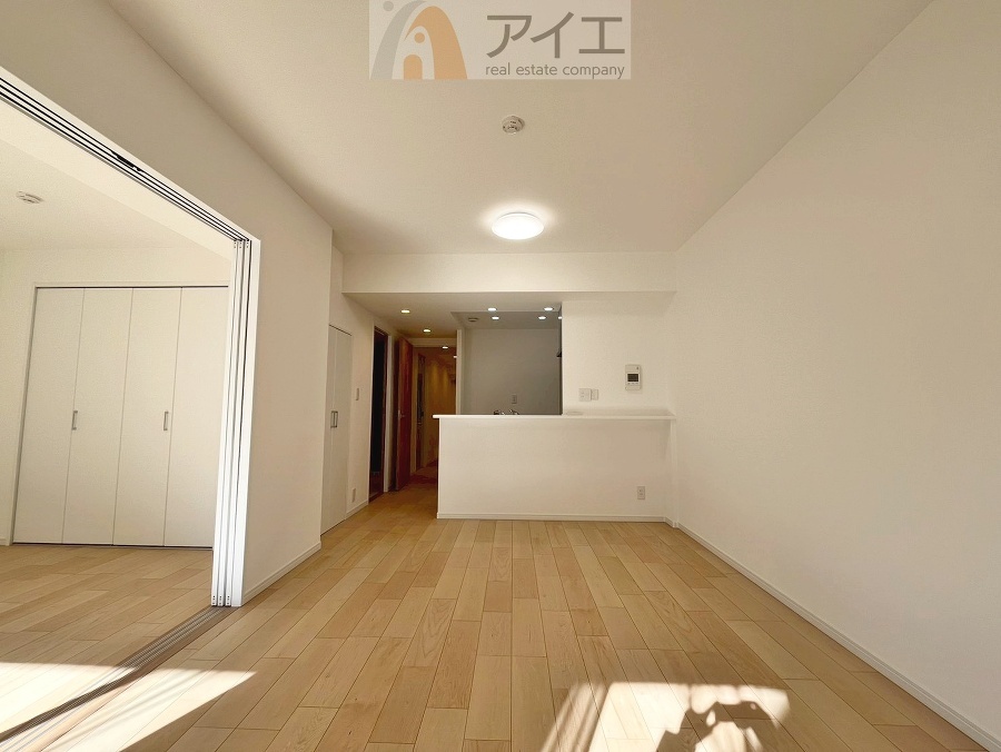 日差しがうれしいリビング、大窓からの見晴らしも良好