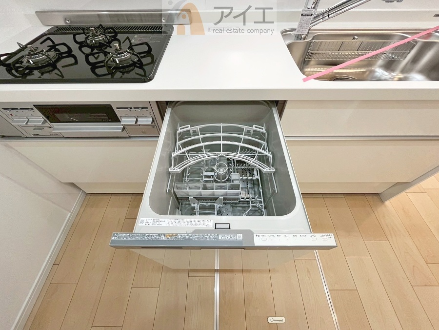 手に優しい、後片づけおまかせの食洗機。ママも食後のだんらんに加われます