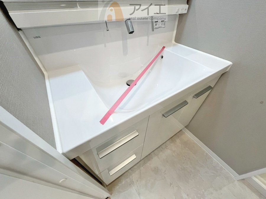 三面鏡にハンドシャワー付き、使いやすい洗面台