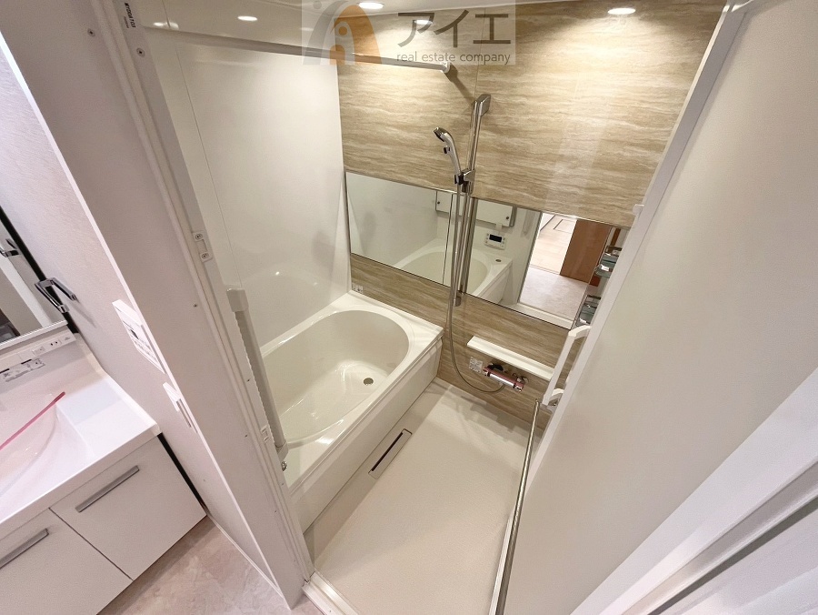 大人の半身浴や、小さなお子様との入浴にも便利な浴室