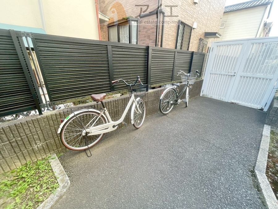 広々スペースの駐輪場はご家族の自転車を置くことができます