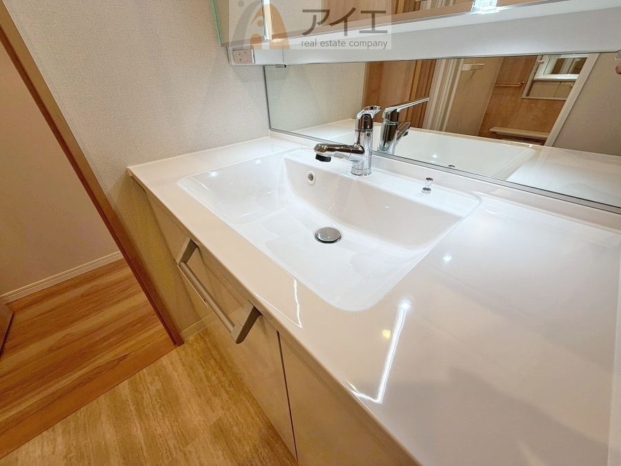 三面鏡にハンドシャワー付き、使いやすい洗面台