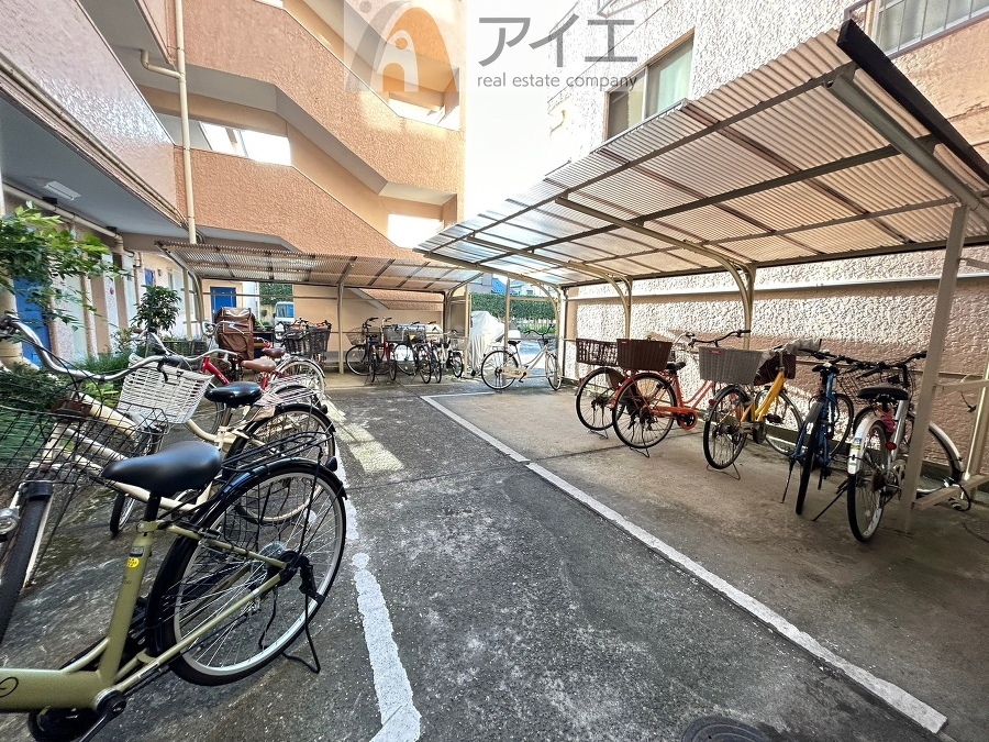 広々スペースの駐輪場はご家族の自転車を置くことができます