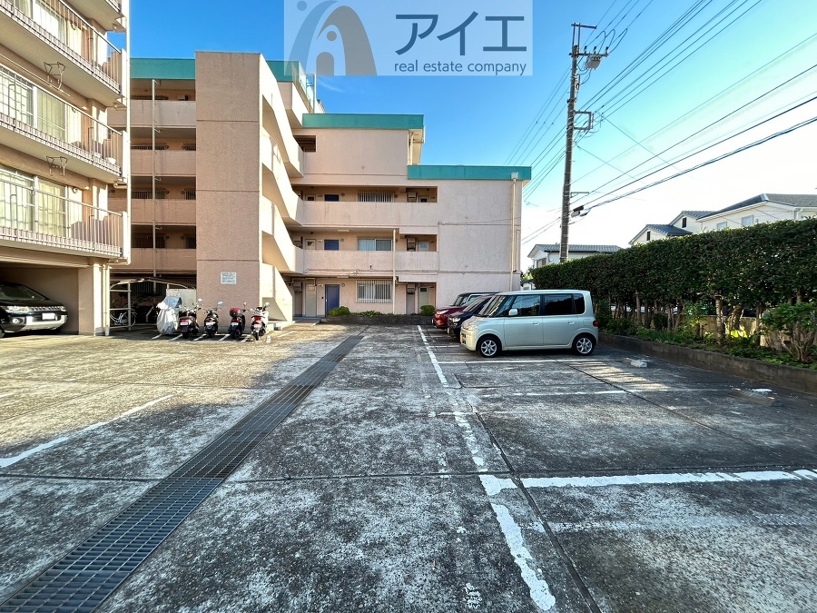 駐車場があるため車通勤の方にも安心なマンションです(要空確認)
