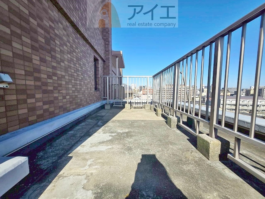 広々バルコニーは日当たり良好、ガーデニングも楽しめます