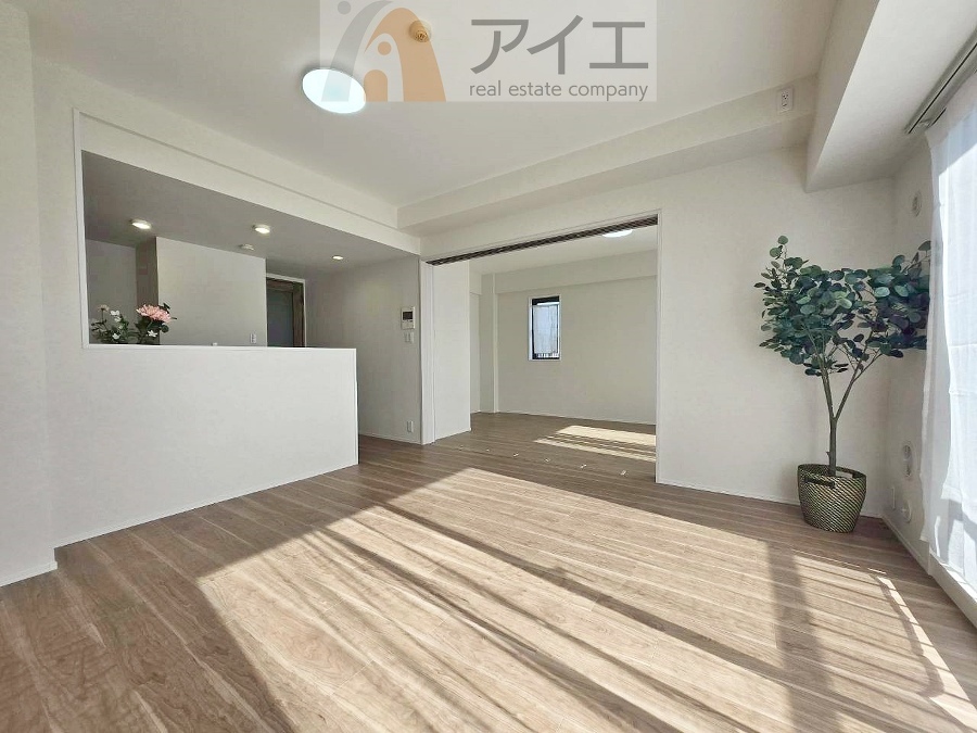 日差しがうれしいリビング、大窓からの見晴らしも良好