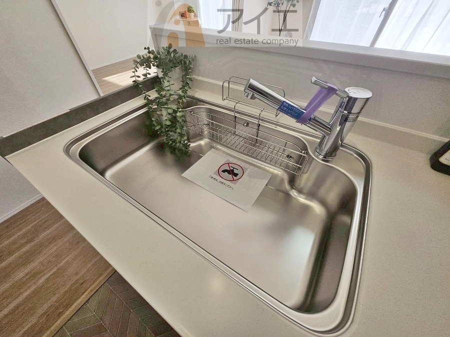 水道一体型の浄水器。ボタン一つで切替可能水回りもすっきり