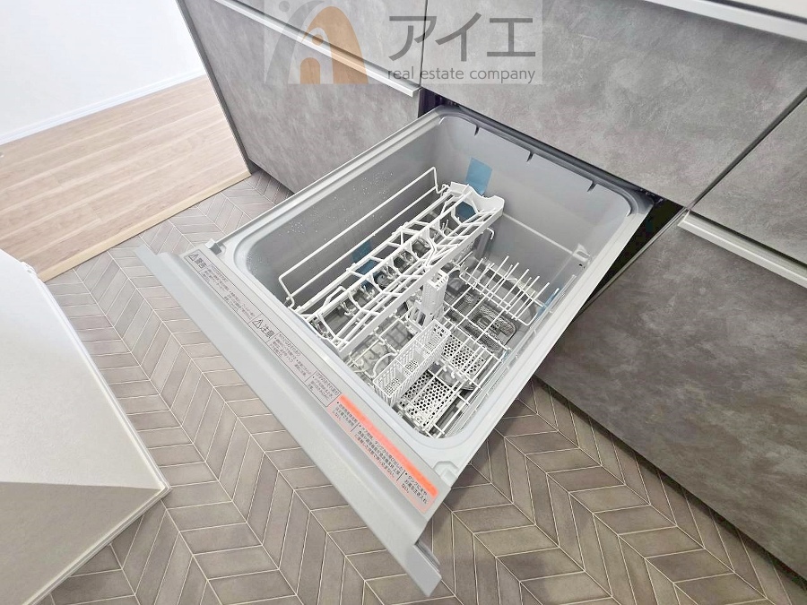 手に優しい、後片づけおまかせの食洗機。ママも食後のだんらんに加われます