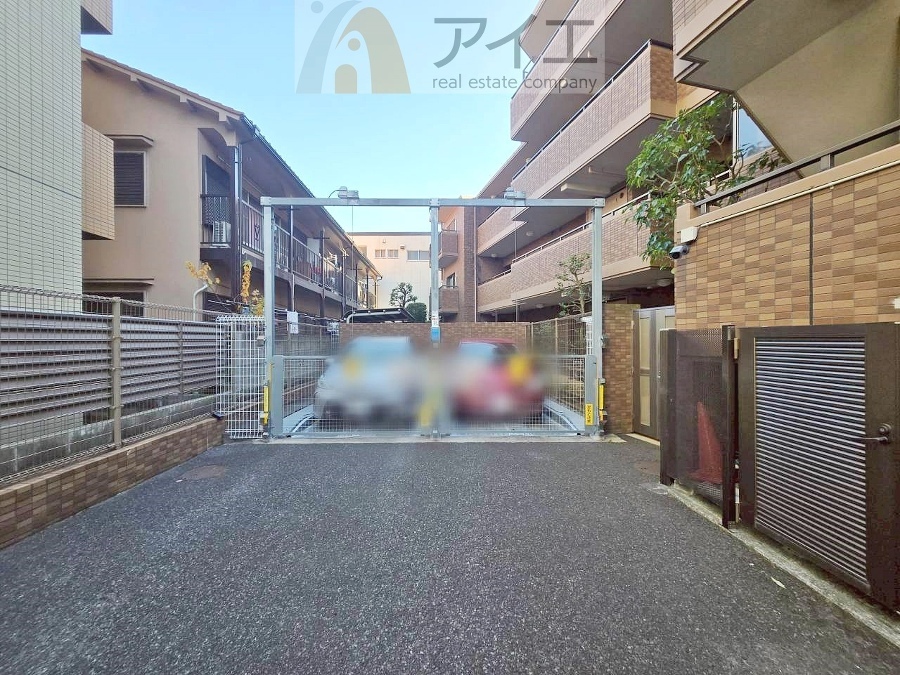 駐車場があるため車通勤の方にも安心なマンションです(要空確認)