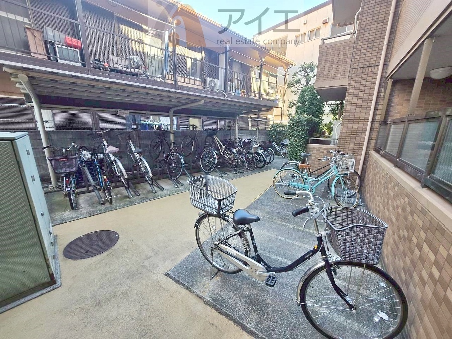 広々スペースの駐輪場はご家族の自転車を置くことができます
