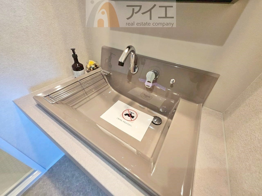 ハンドシャワー付き、使いやすい洗面台