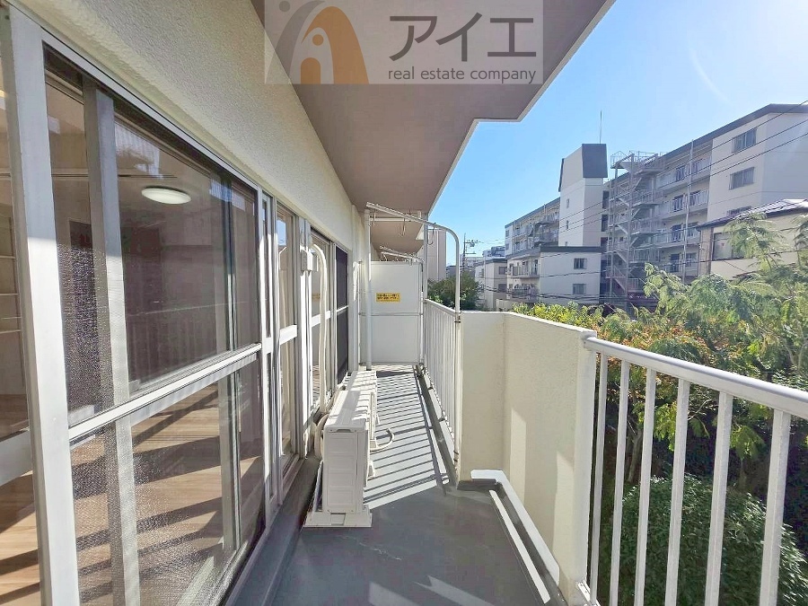 広々バルコニーは日当たり良好、ガーデニングも楽しめます