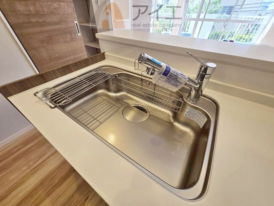 水道一体型の浄水器。ボタン一つで切替可能水回りもすっきり