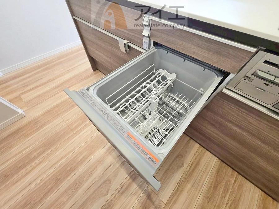 手に優しい、後片づけおまかせの食洗機。ママも食後のだんらんに加われます