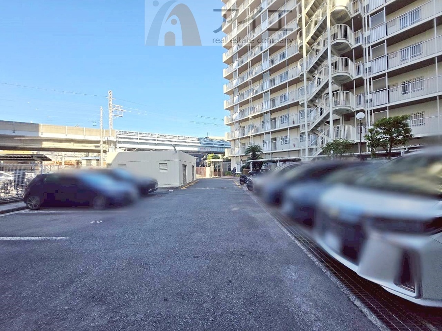 駐車場があるため車通勤の方にも安心なマンションです(要空確認)