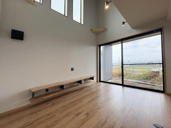 大きな窓からは太陽の自然な光がたっぷり