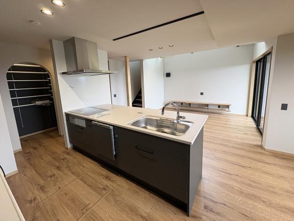 キッチンから見た開放的なリビング