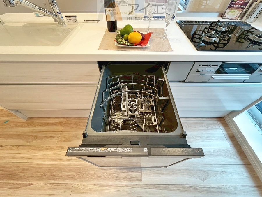 手に優しい、後片づけおまかせの食洗機。ママも食後のだんらんに加われます