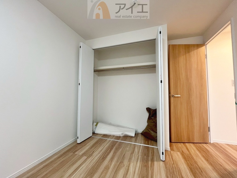 お子様の荷物も片付く、全居室収納スペース