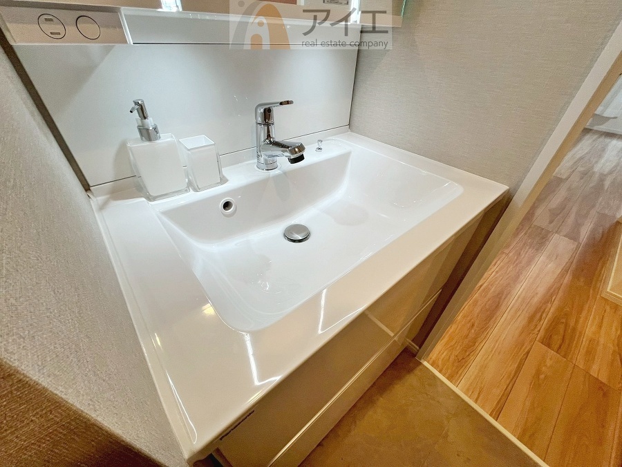 三面鏡にハンドシャワー付き、使いやすい洗面台