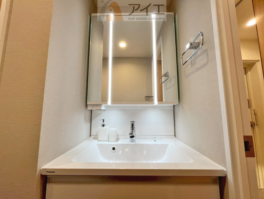 たっぷりの収納を設けた3面鏡付洗面台で快適な暮らし