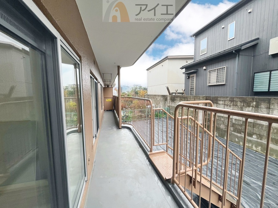 広々バルコニーは日当たり良好、ガーデニングも楽しめます