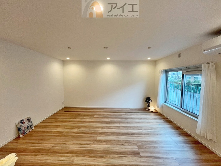 日差しがうれしいリビング、大窓からの見晴らしも良好