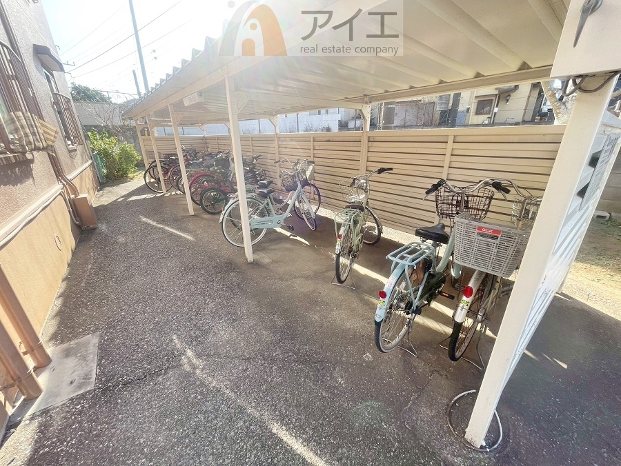 広々スペースの駐輪場はご家族の自転車を置くことができます