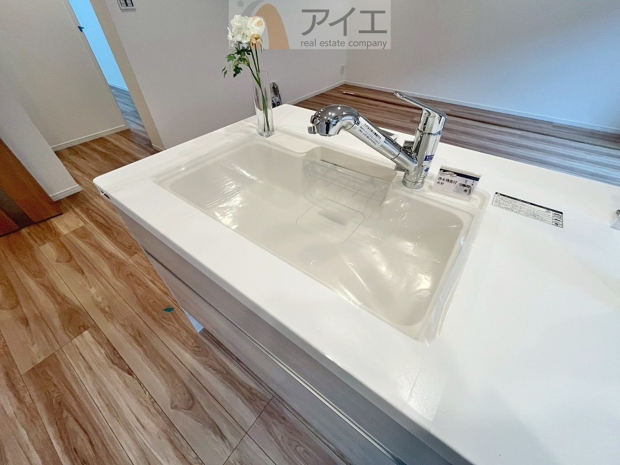 水道一体型の浄水器。ボタン一つで切替可能水回りもすっきり