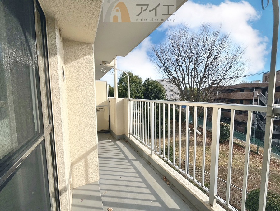 広々バルコニーは日当たり良好、ガーデニングも楽しめます