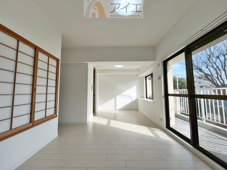 日差しがうれしいリビング、大窓からの見晴らしも良好