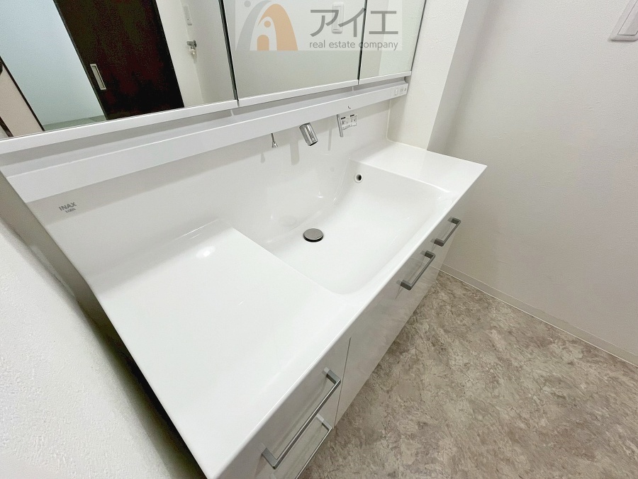 三面鏡にハンドシャワー付き、使いやすい洗面台