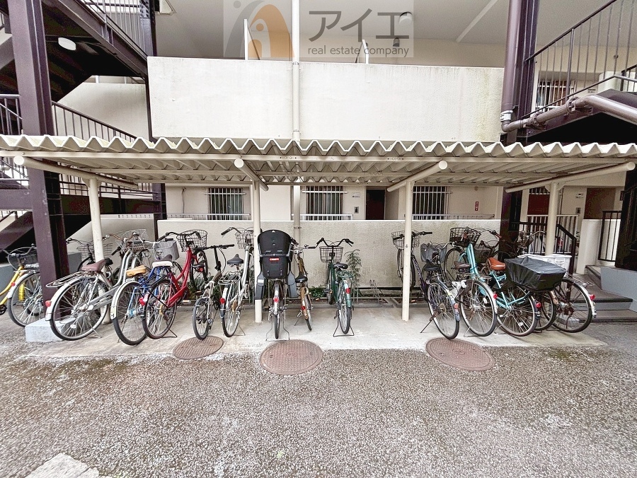 広々スペースの駐輪場はご家族の自転車を置くことができます