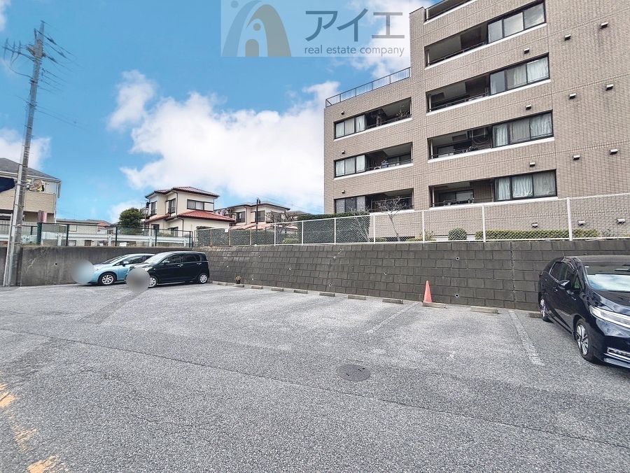 駐車場があるため車通勤の方にも安心なマンションです(要空確認)