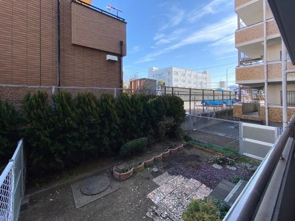 お庭からバルコニーに入れます。