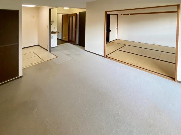 隣室の和室を開け放てば16帖超に