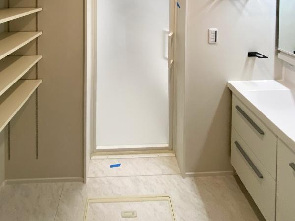 洗面脱衣所には収納棚