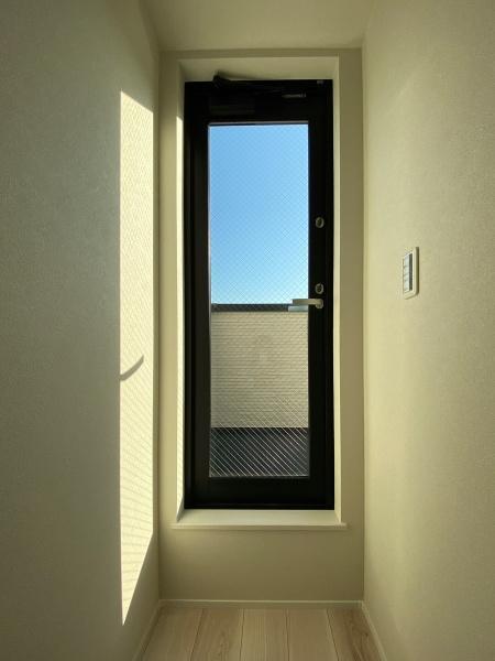 ルーフバルコニーへの扉