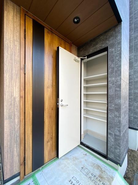 玄関横には何かと便利な物置スペース