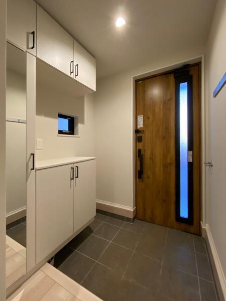 天井までの高さがあるタップリ玄関収納